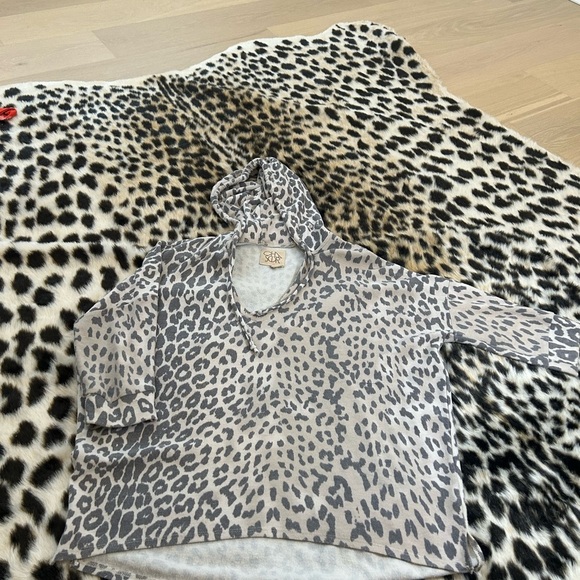 Chaser Hoodie Leopard Pullover top size  small oversized​ - Picture 1 of 7